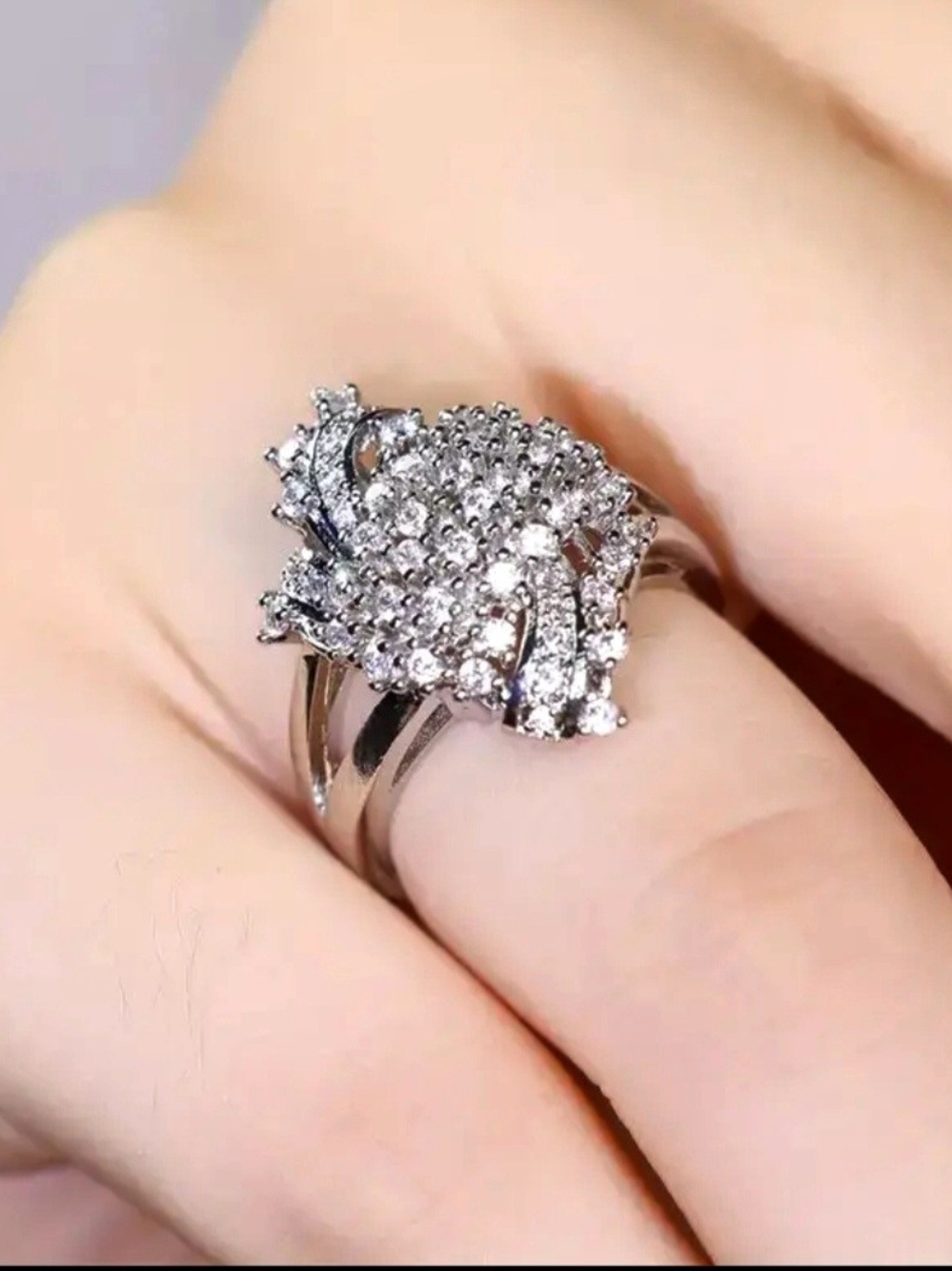 Vintage Gleaming Ring Elegant Fashion Design with Sparkling Crystal Stones